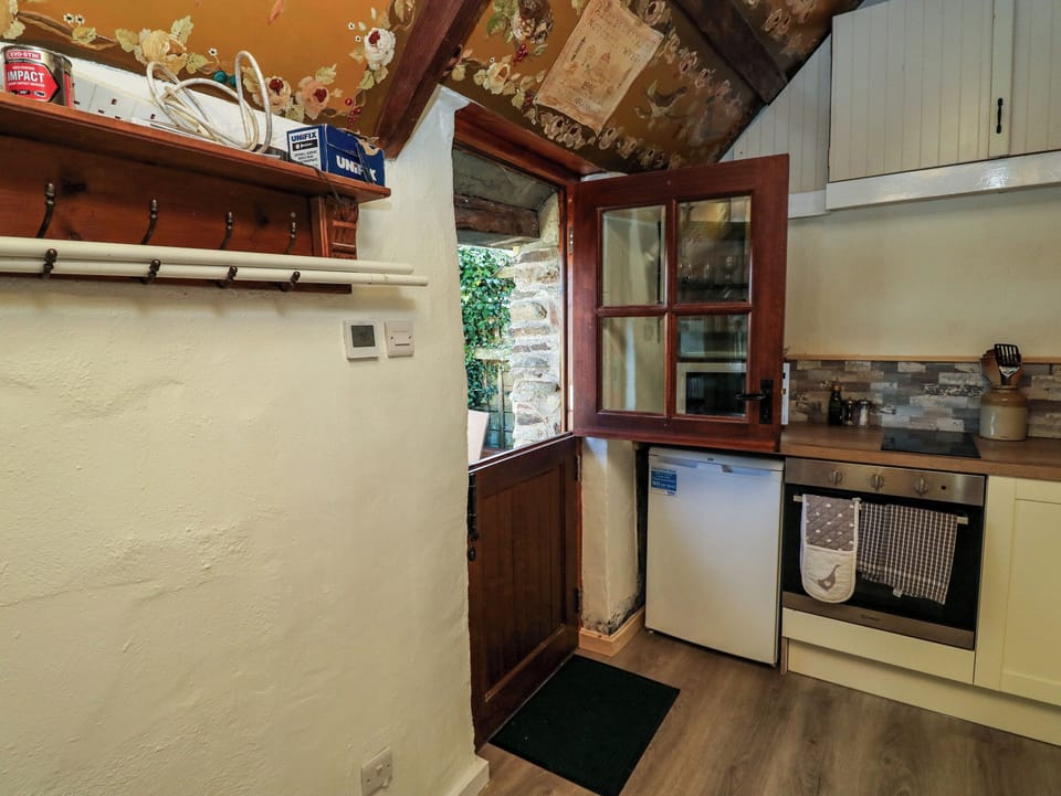 Cottage | Private kitchen | Fridge, microwave, cookware/dishes/utensils