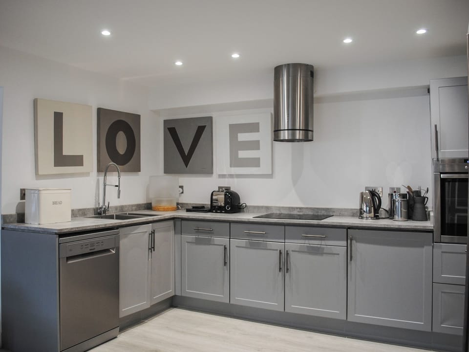Cottage | Private kitchen | Fridge, dishwasher, cookware/dishes/utensils