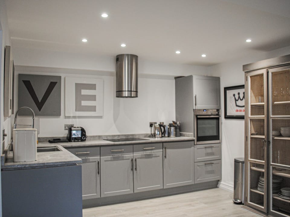 Cottage | Private kitchen | Fridge, dishwasher, cookware/dishes/utensils