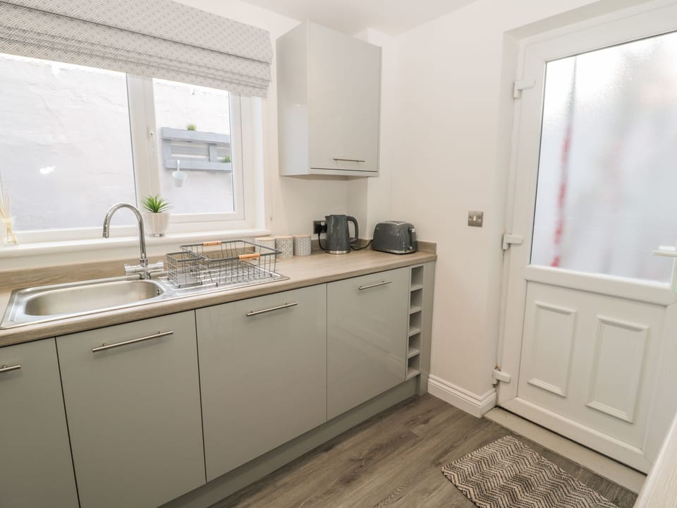 Cottage | Private kitchen | Fridge, dishwasher, electric kettle, toaster