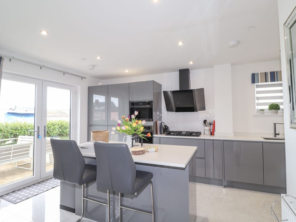 Cottage | Private kitchen | Fridge, dishwasher, electric kettle, toaster