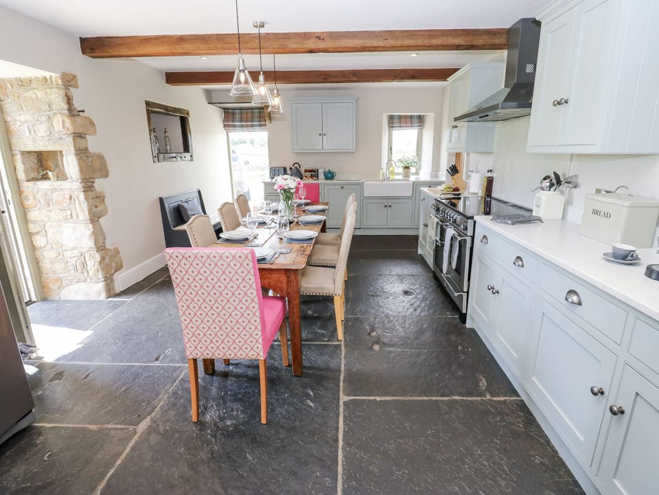 Cottage | Private kitchen | Fridge, microwave, dishwasher, electric kettle
