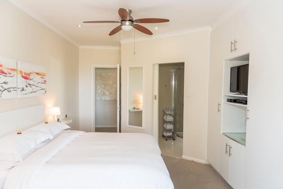 Egyptian cotton sheets, premium bedding, in-room safe, free WiFi