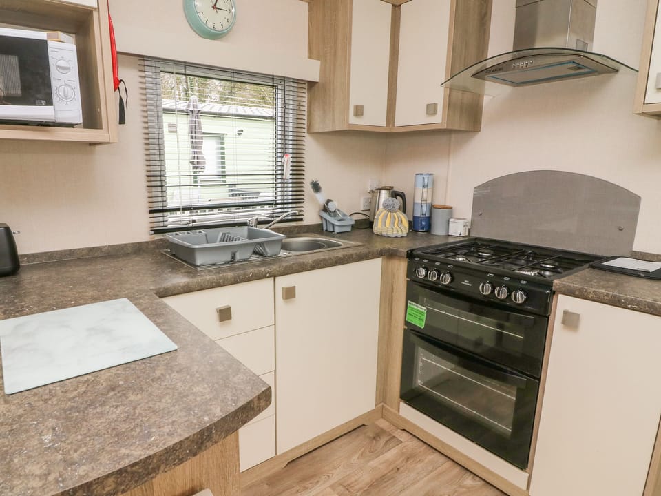 Cottage | Private kitchen | Fridge, microwave, cookware/dishes/utensils