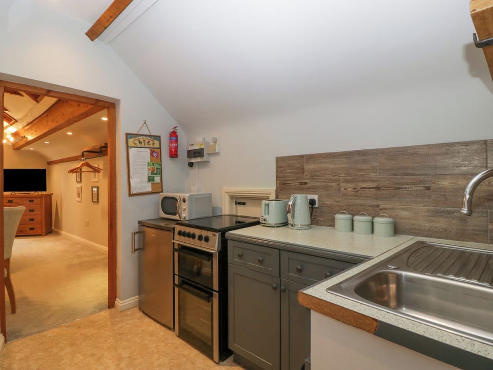 Cottage | Private kitchen | Fridge, microwave, electric kettle, toaster