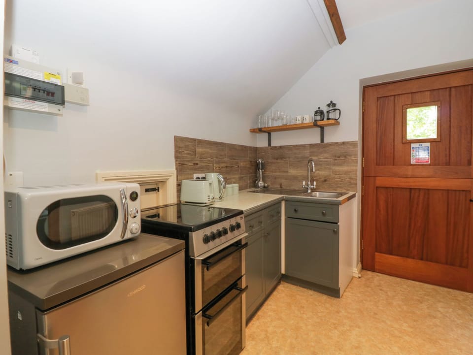 Cottage | Private kitchen | Fridge, microwave, electric kettle, toaster