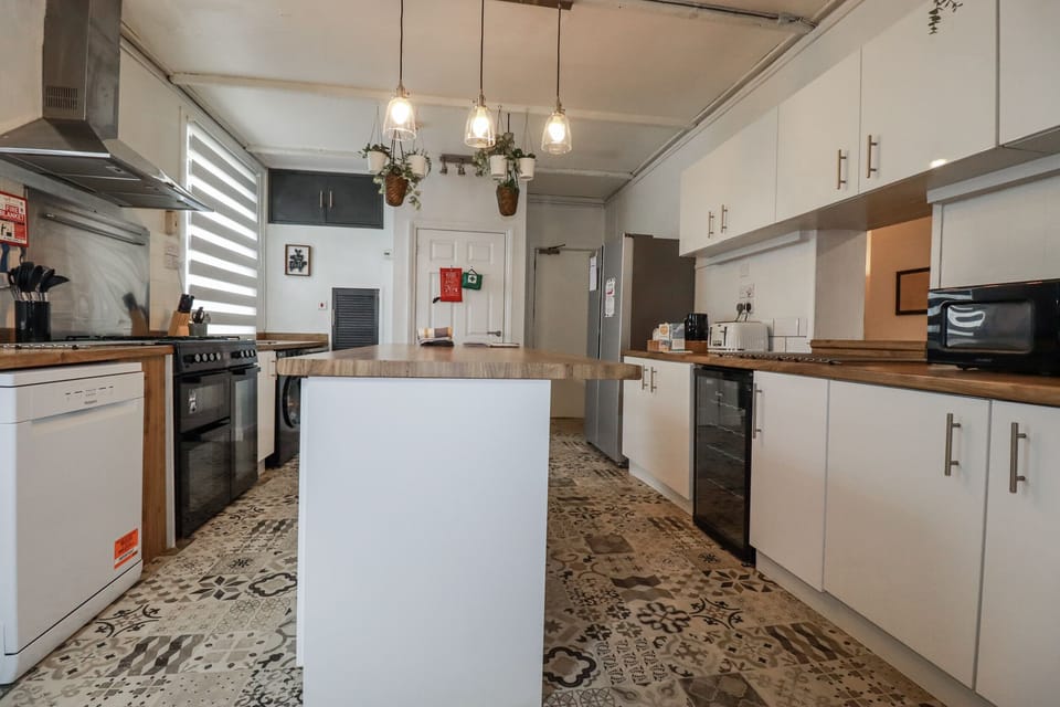 Fridge, microwave, dishwasher, electric kettle