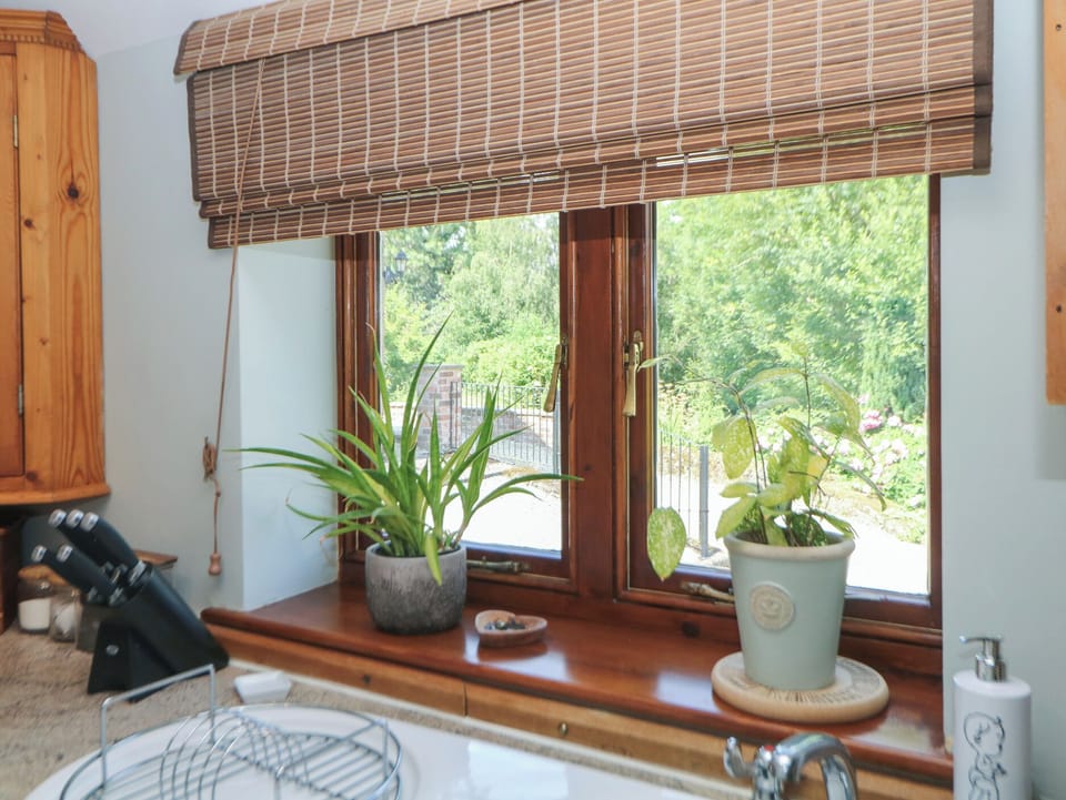 Cottage | Private kitchen | Fridge, microwave, electric kettle, toaster