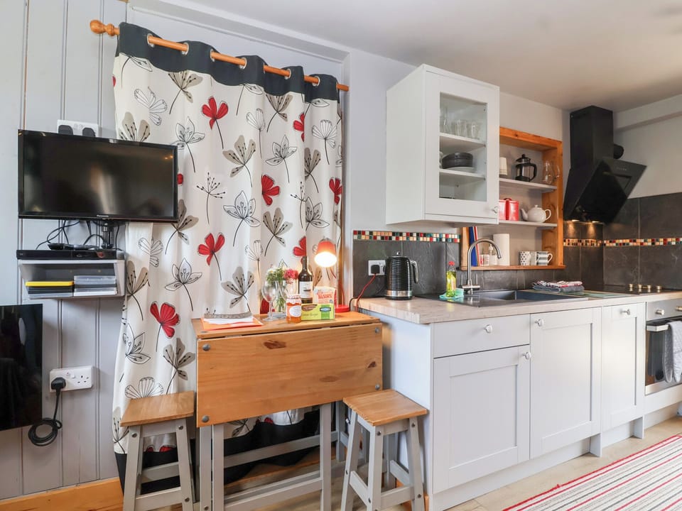 Cottage | Private kitchen | Fridge, microwave, dishwasher, electric kettle