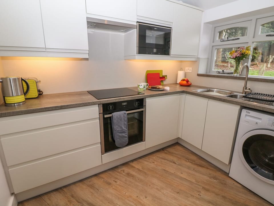 Cottage | Private kitchen | Fridge, electric kettle, toaster, cookware/dishes/utensils
