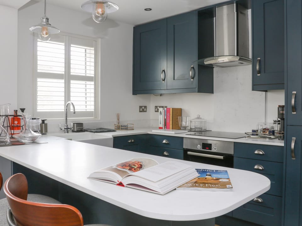 Cottage | Private kitchen | Fridge, microwave, dishwasher, electric kettle