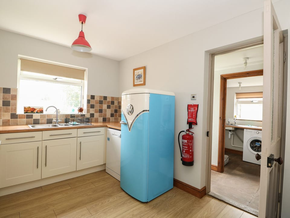 Cottage | Private kitchen | Fridge, microwave, dishwasher, electric kettle