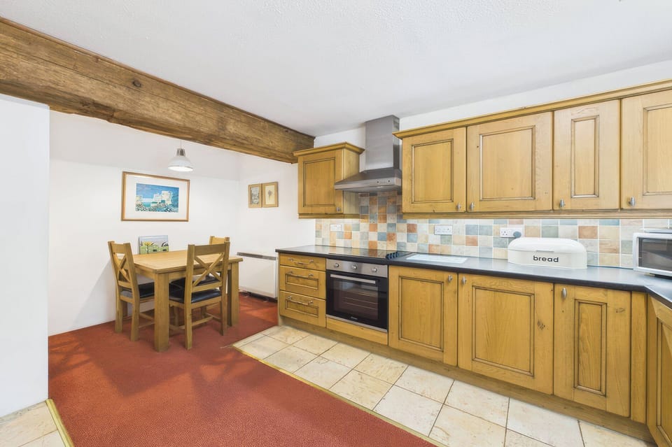 Cottage | Private kitchen | Fridge, microwave, electric kettle, toaster