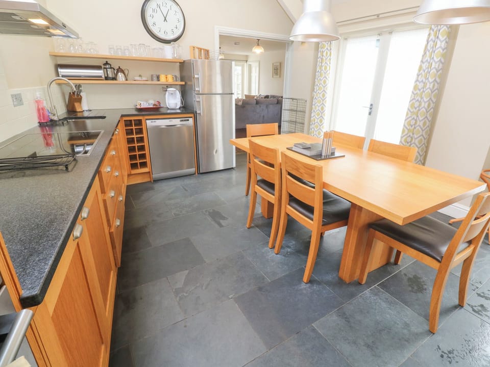 Cottage | Private kitchen | Fridge, microwave, dishwasher, cookware/dishes/utensils
