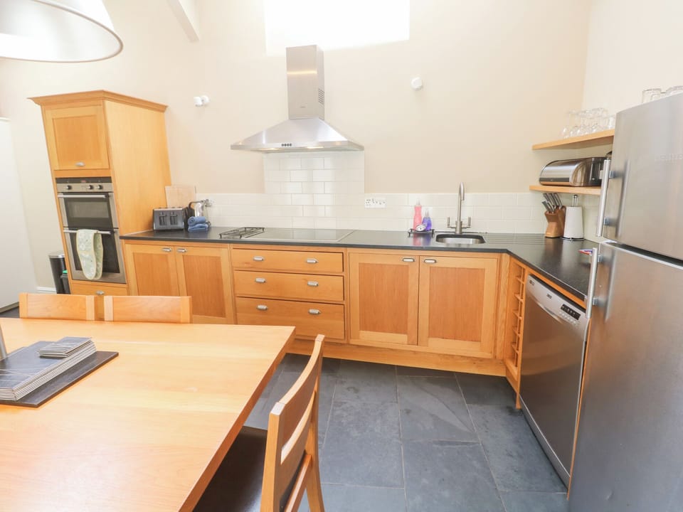 Cottage | Private kitchen | Fridge, microwave, dishwasher, cookware/dishes/utensils
