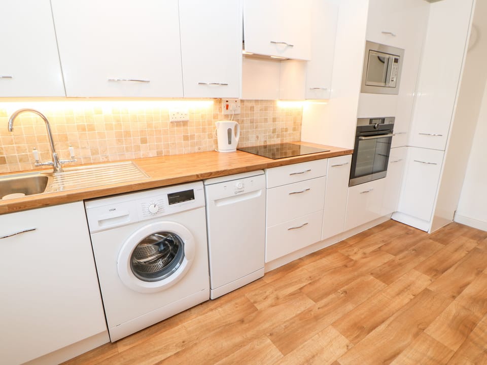 Cottage | Private kitchen | Fridge, dishwasher, electric kettle, toaster