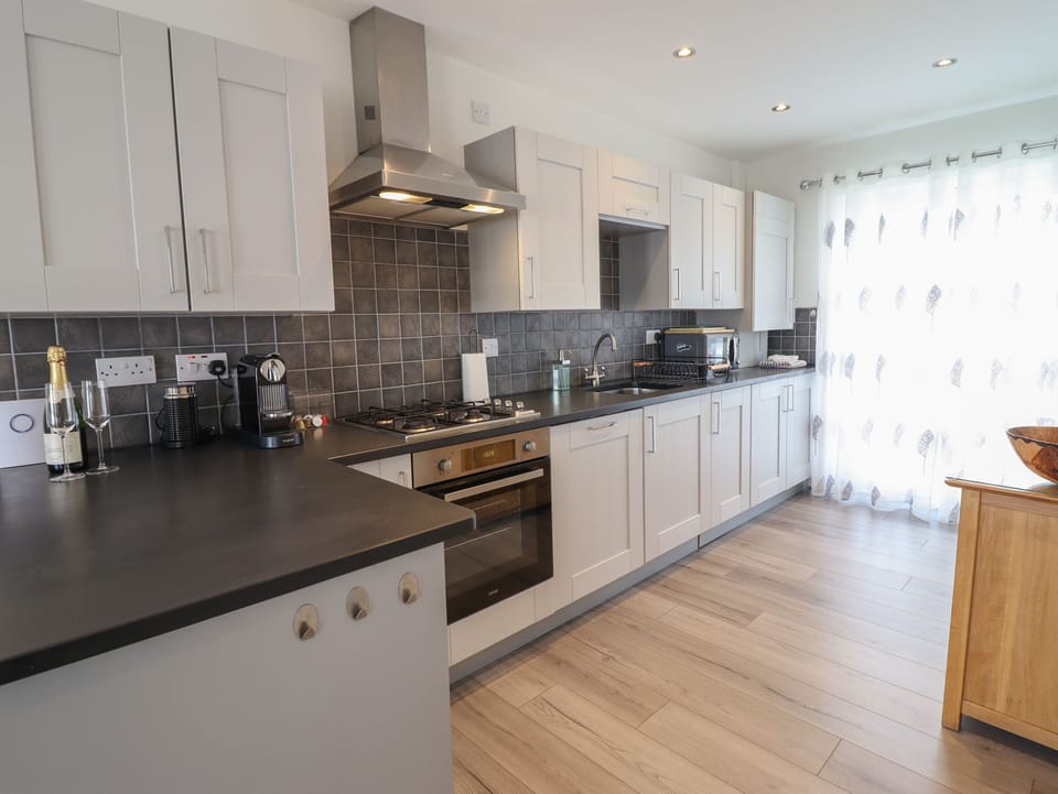 Cottage | Private kitchen | Fridge, dishwasher, electric kettle, toaster