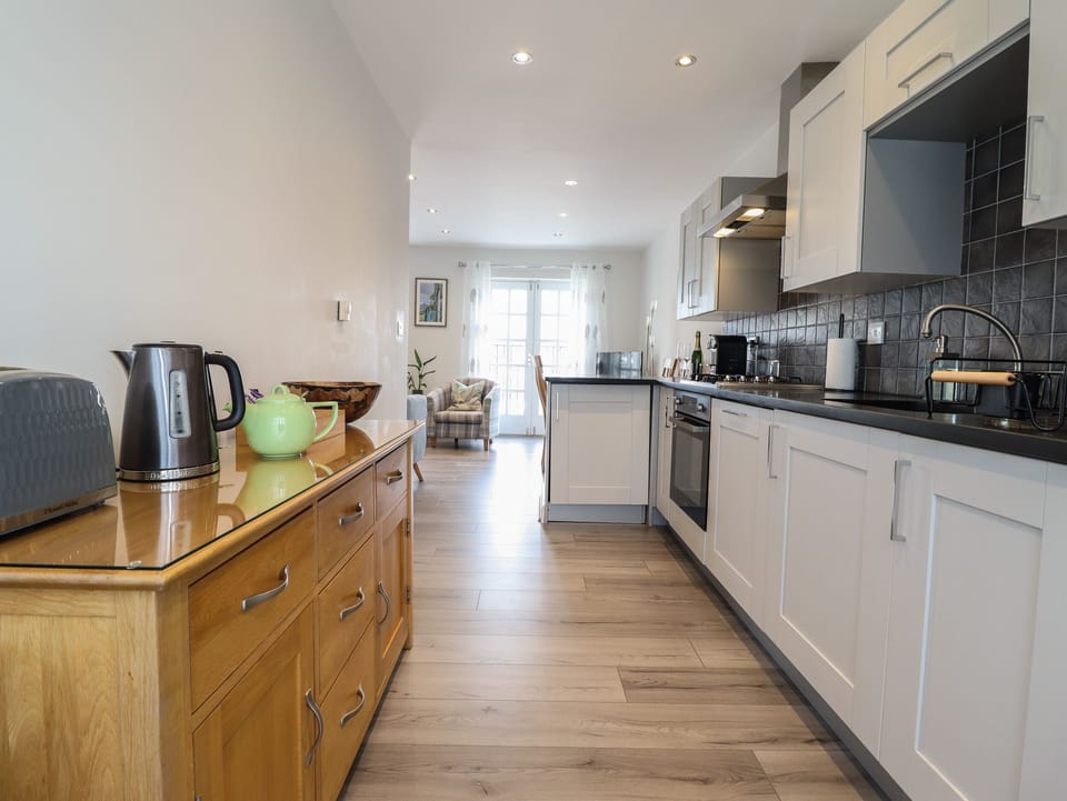 Cottage | Private kitchen | Fridge, dishwasher, electric kettle, toaster