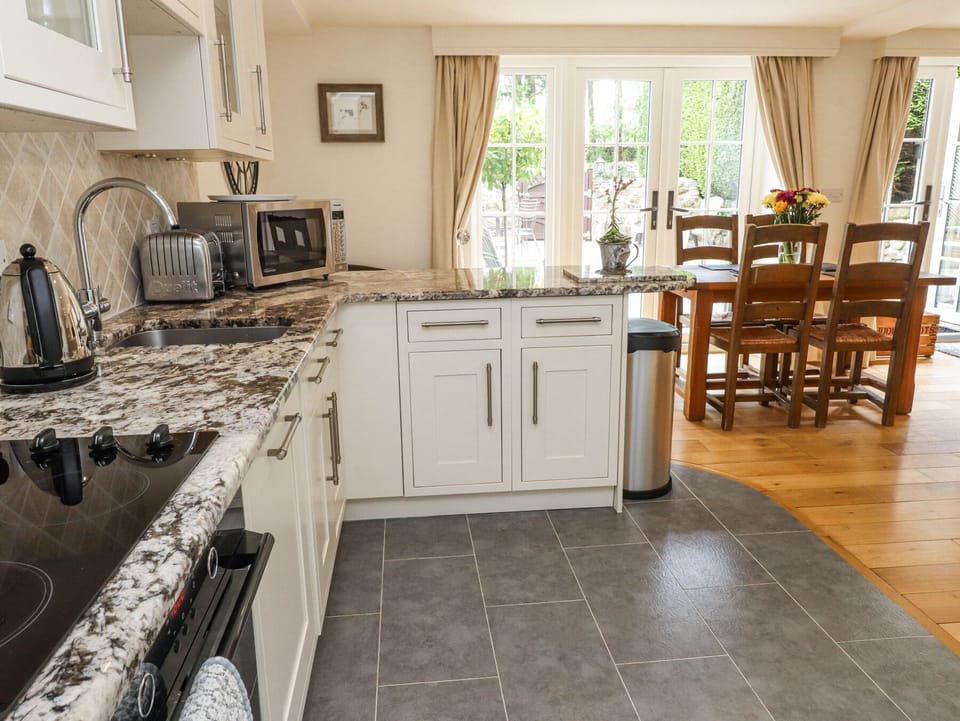 Cottage | Private kitchen | Fridge, microwave, dishwasher, cookware/dishes/utensils