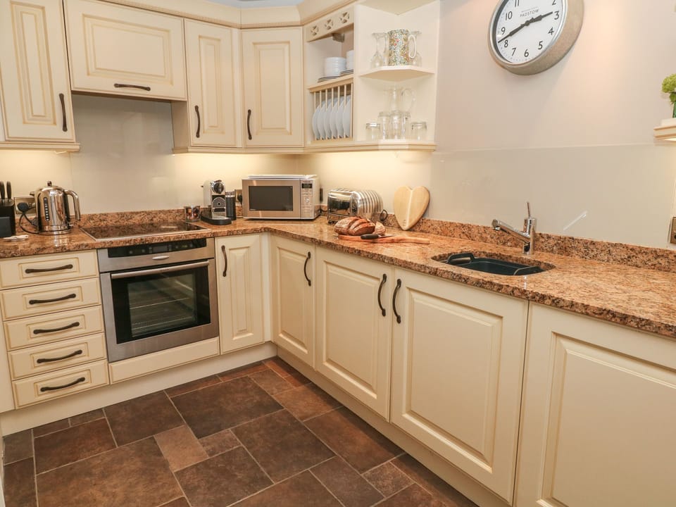 Cottage | Private kitchen | Fridge, microwave, dishwasher, electric kettle