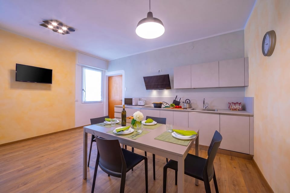 Family Apartment, Multiple Bedrooms, 2 Bathrooms (Appartamento Bianca Gemma) | Dining
