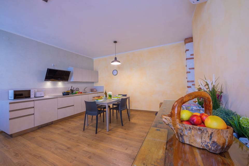 Family Apartment, 2 Bedrooms, 2 Bathrooms (Appartamento Bianca Gemma) | Dining
