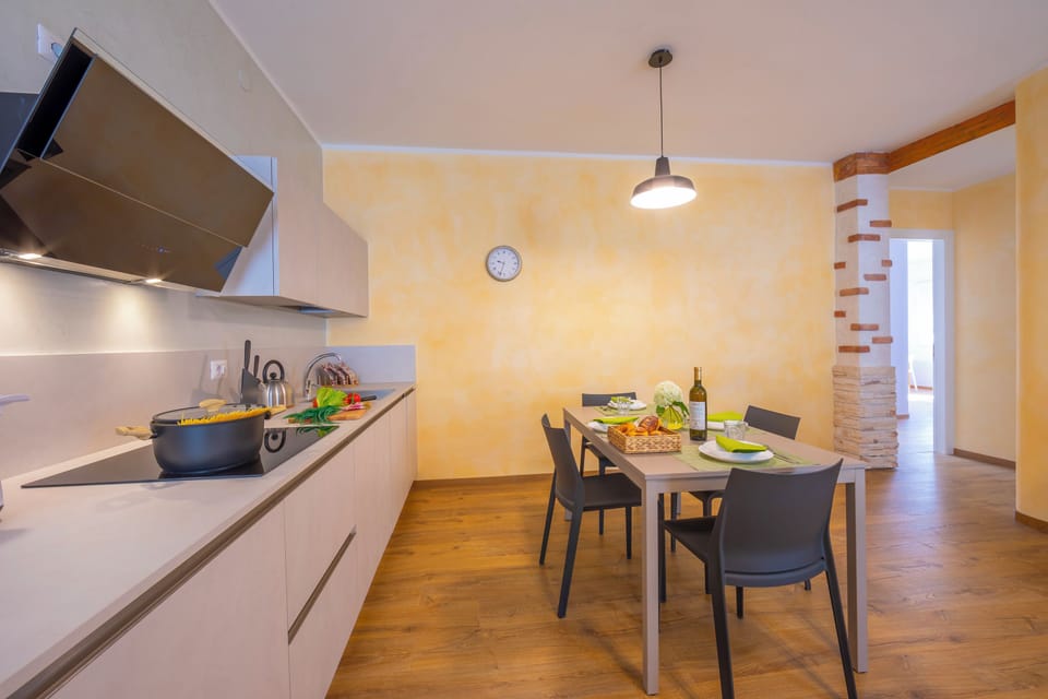 Family Apartment, Multiple Bedrooms, 2 Bathrooms (Appartamento Bianca Gemma) | Dining