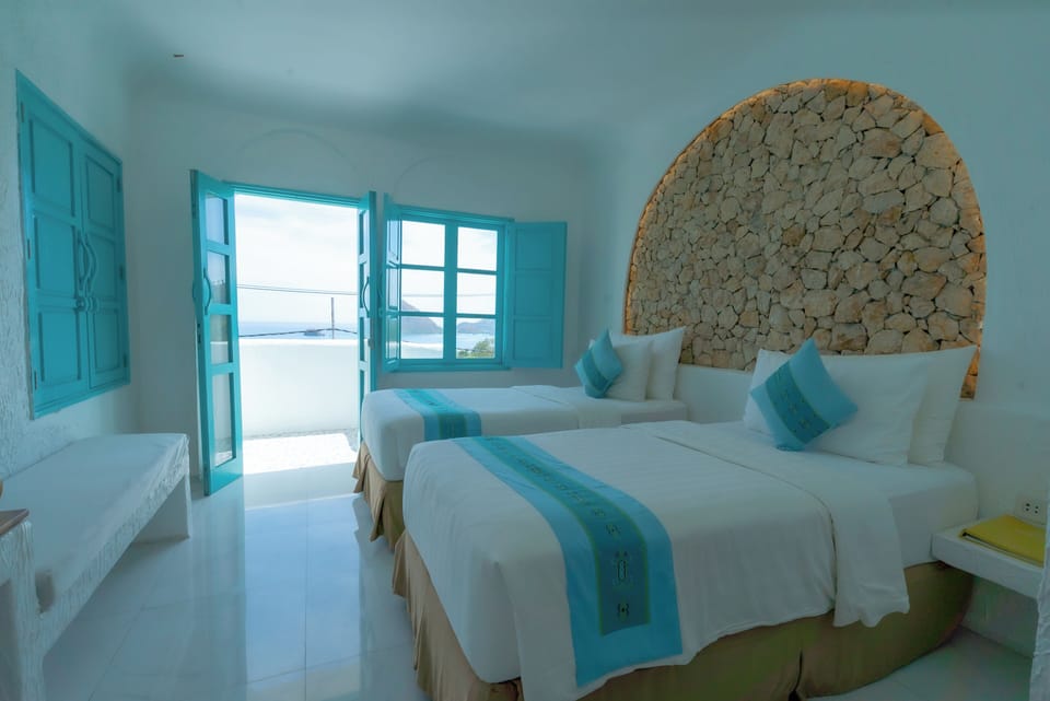 Deluxe Room | Desk, bed sheets