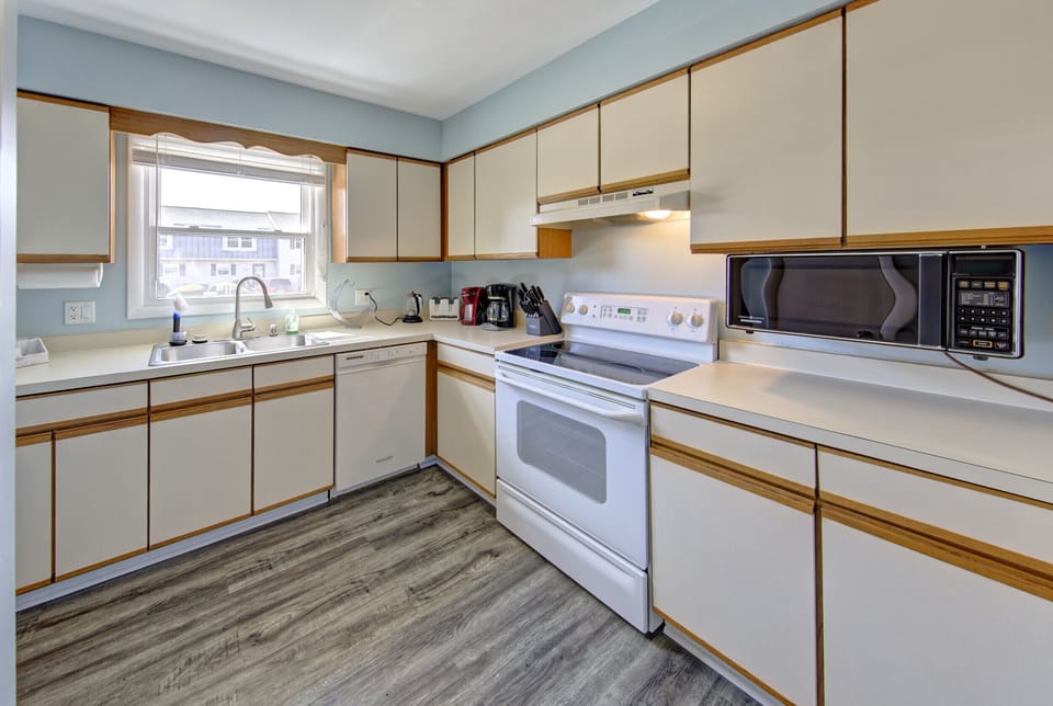 Fully-fitted kitchen