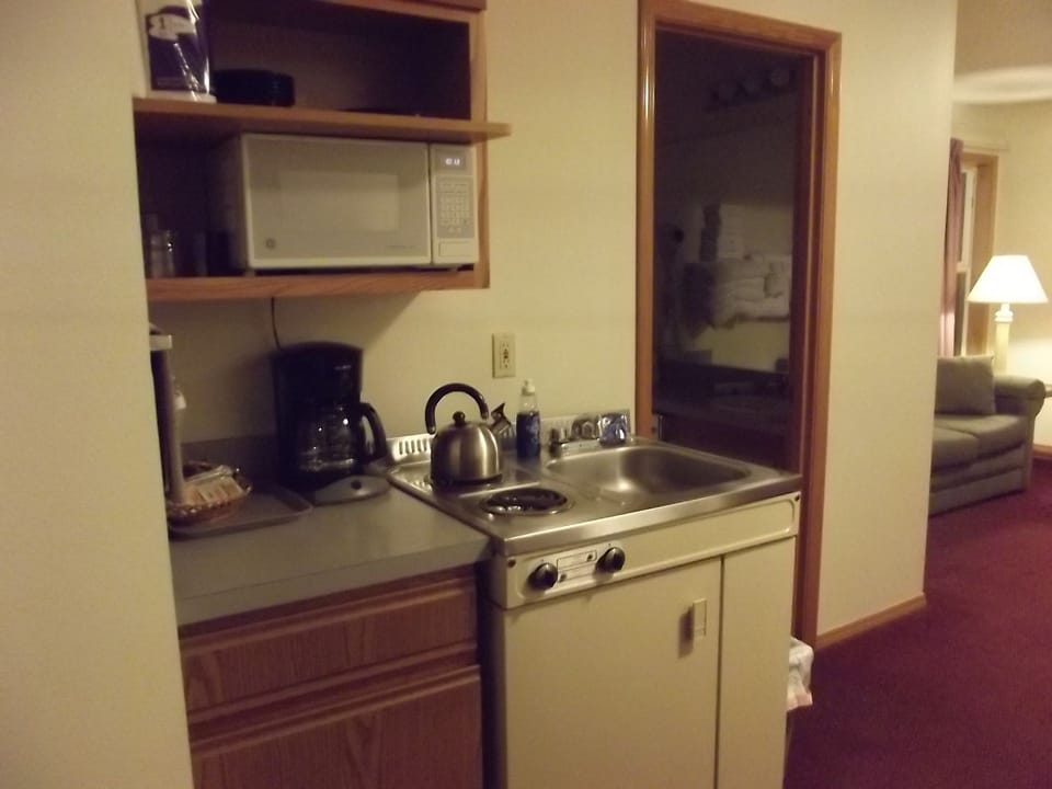 Dog Friendly Junior Suite, 1 Queen Bed, 1 Double Bed, and 1 Sofa Bed includes Kitchenette | Private kitchenette | Microwave