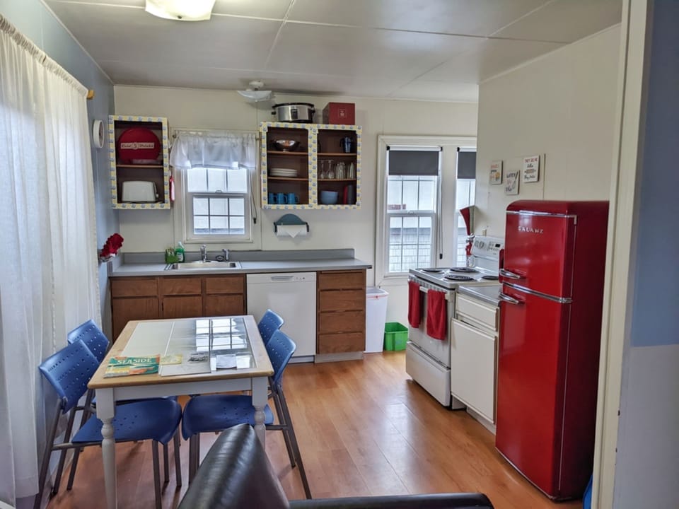 Cottage, 2 Bedrooms with Kitchen | Private kitchen | Microwave