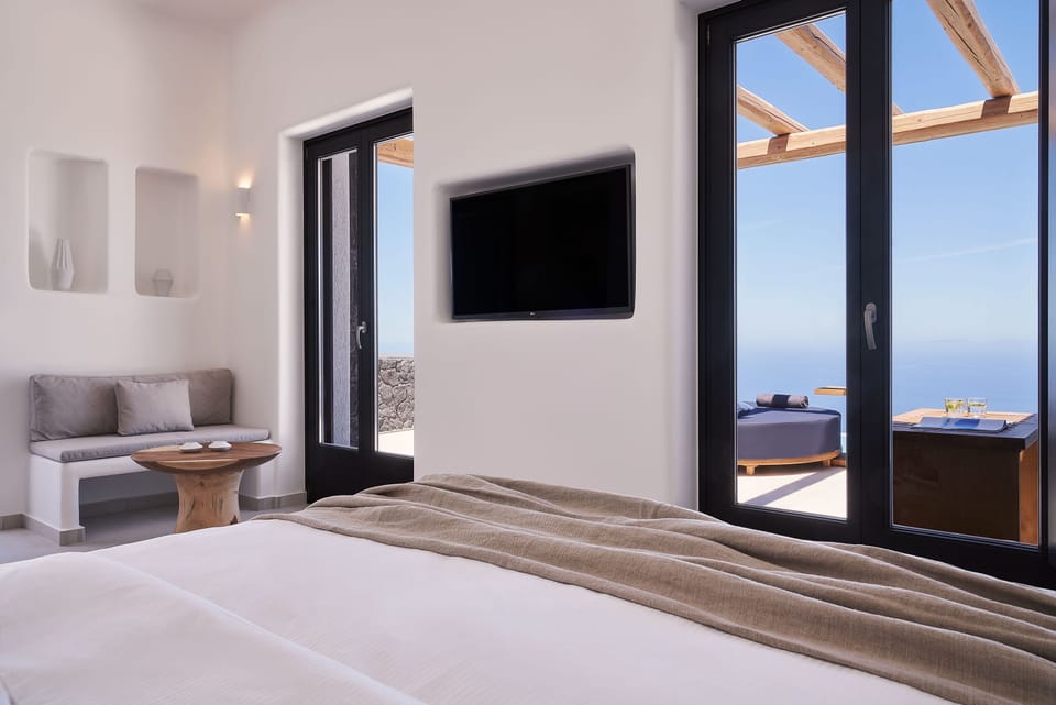 Honeymoon Suite with Private Infinity pool and Sea view | Premium bedding, minibar, in-room safe, desk