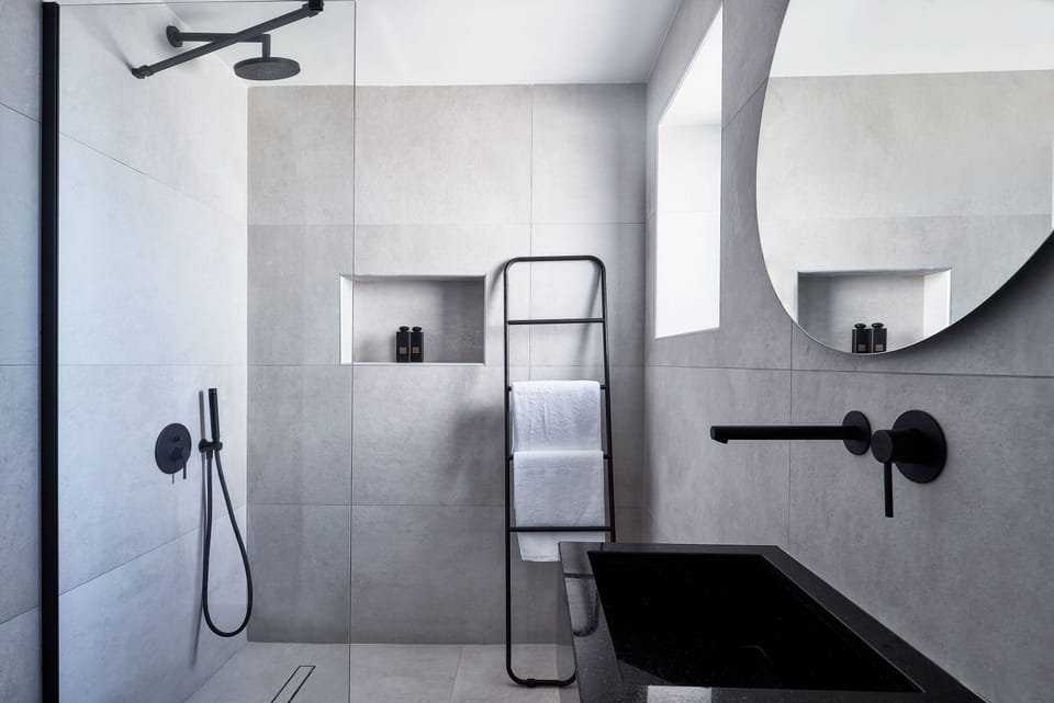 Shower, rainfall showerhead, free toiletries, hair dryer