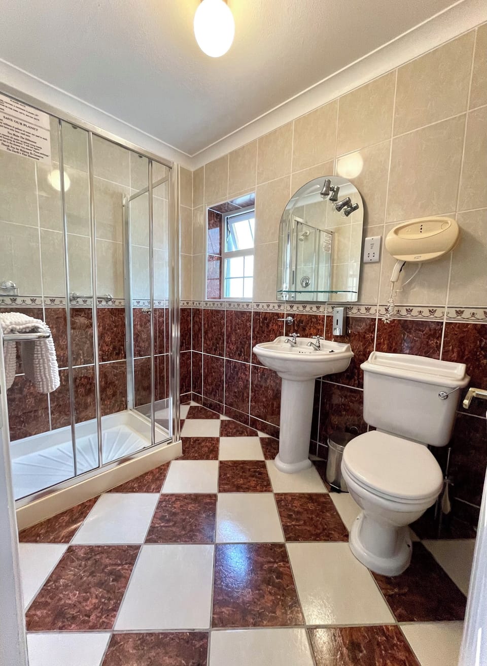 Deluxe Triple Room, Ensuite | Bathroom | Shower, hair dryer, towels