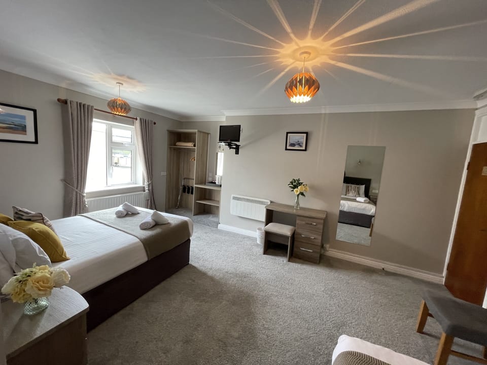 Deluxe Triple Room, Ensuite | Desk, free WiFi, bed sheets