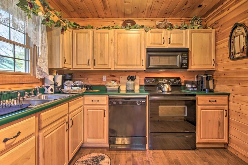 Fully Equipped Kitchen | Mr. Coffee/Keurig