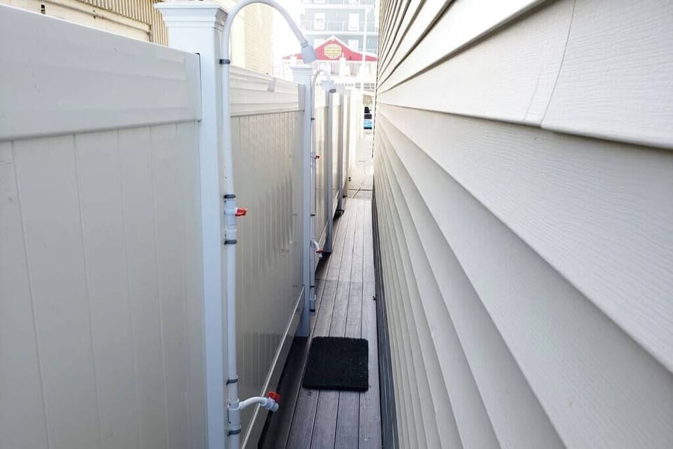 Outdoor rinsing station SHARED BY OTHER GUESTS
