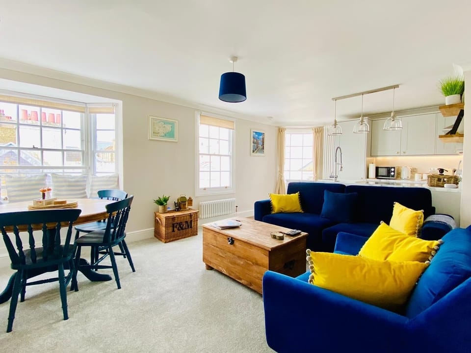 Bright & Spacious open plan living room & kitchen to relax