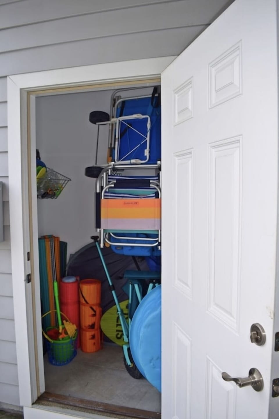 Outdoor closet is stocked with beach chairs, wagon, games etc *SHIBUMI RENTAL*