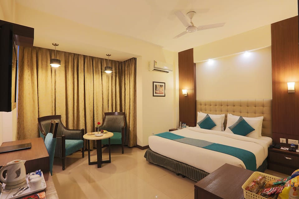 Club Room | Premium bedding, minibar, in-room safe, desk