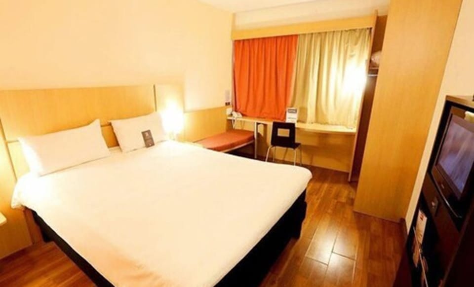 Standard Room, 1 Double Bed | 2 bedrooms, minibar, in-room safe, desk