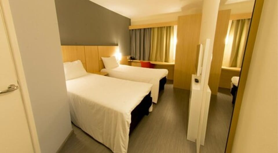 Standard Room, 1 Double Bed | Bathroom | Shower, hair dryer, towels