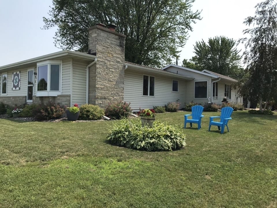 Beautiful house with a nice lawn to enjoy the scenery.