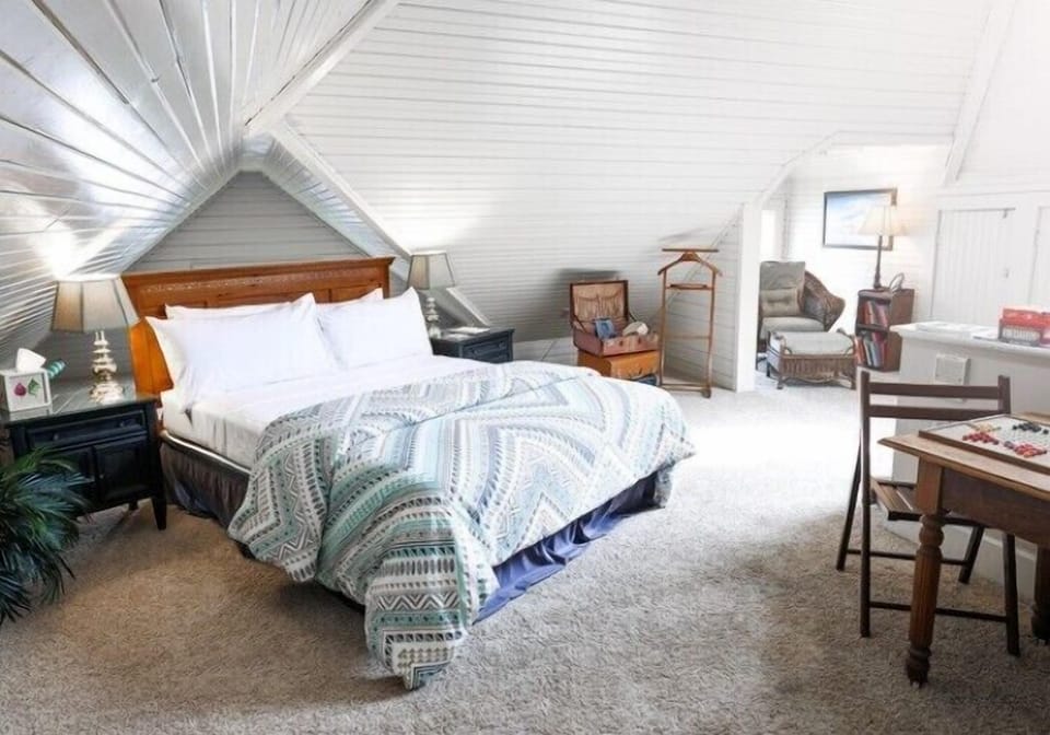 Standard Quadruple Room, 2 Queen Beds | Individually decorated, individually furnished, iron/ironing board