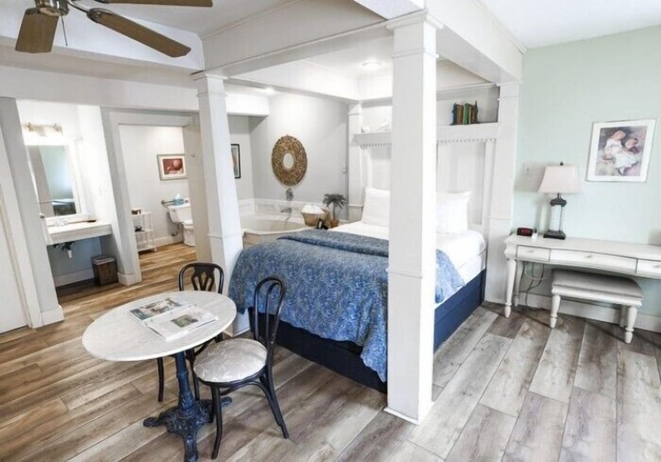 Standard Room, 1 Queen Bed, Jetted Tub | Individually decorated, individually furnished, iron/ironing board