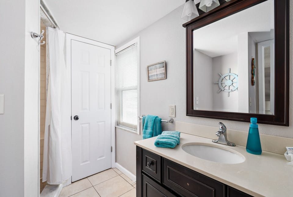 2nd Floor Bathroom w/ water view