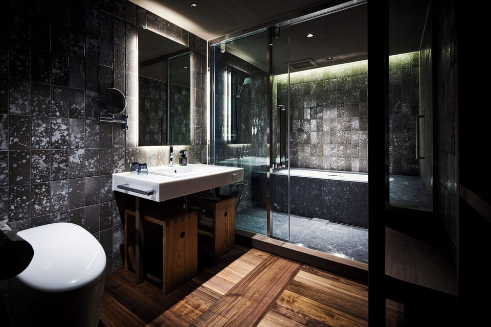 Superior inside twin room | Bathroom | Separate tub and shower, free toiletries, hair dryer, slippers