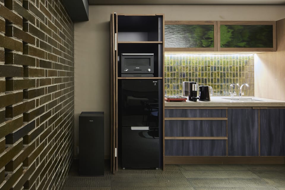 Luxury suite mountain-view | Private kitchen | Mini-fridge, espresso maker, coffee/tea maker, electric kettle