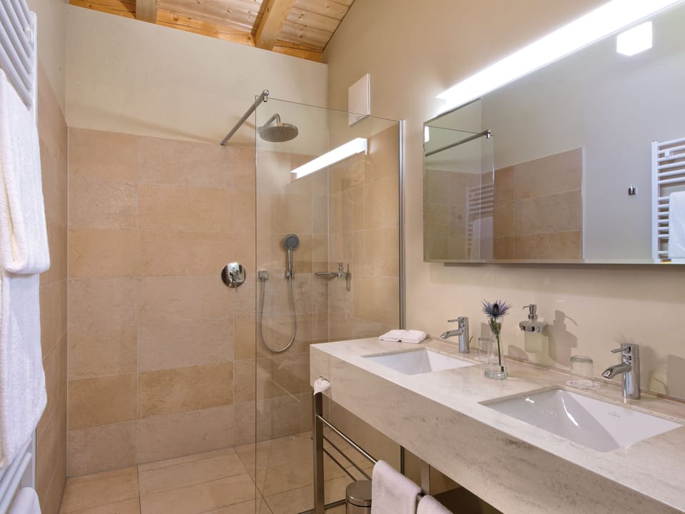 Combined shower/tub, deep soaking tub, rainfall showerhead