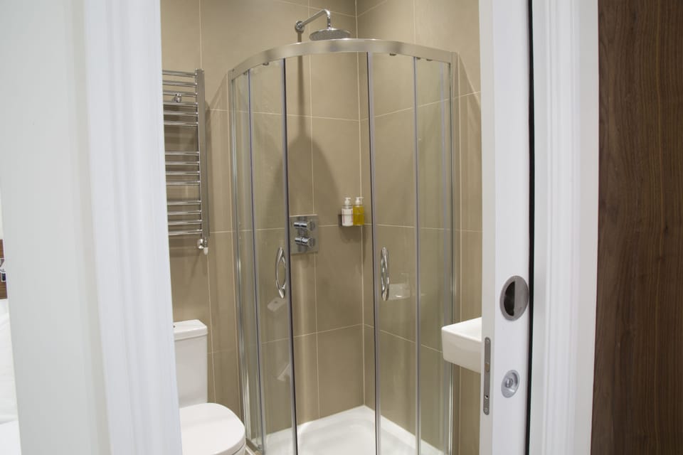 Superior Double Room | Bathroom shower